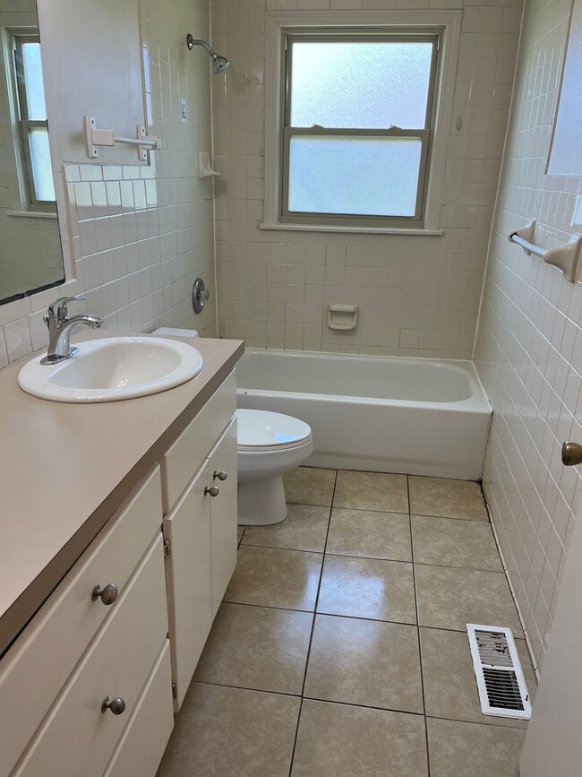 Building Photo - Two Bedroom/One Bath Home
