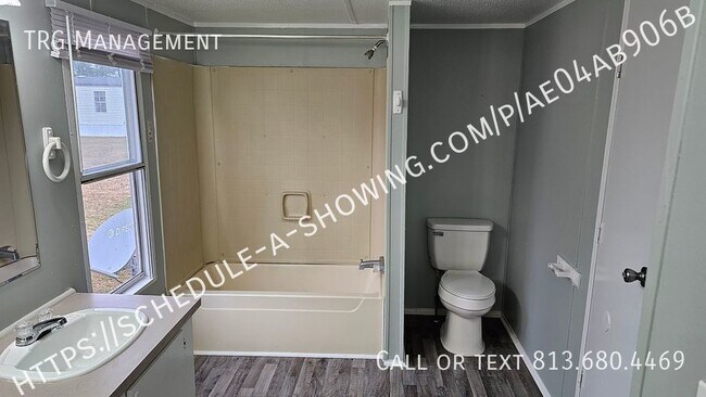 Building Photo - Mobile Home with 3 Bedrooms and 2 Baths Ne...