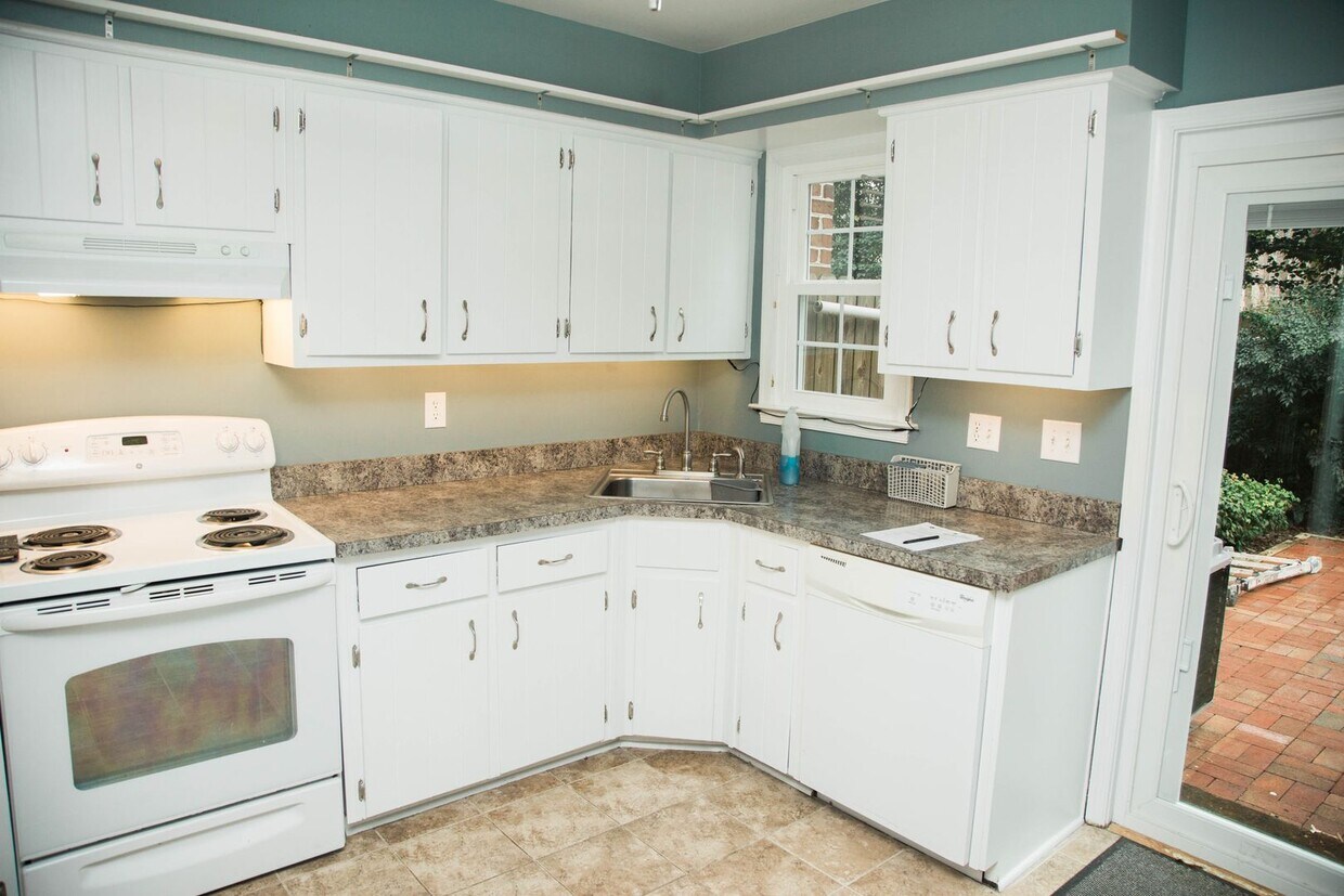Primary Photo - Two Bedroom Available off Barracks Road!