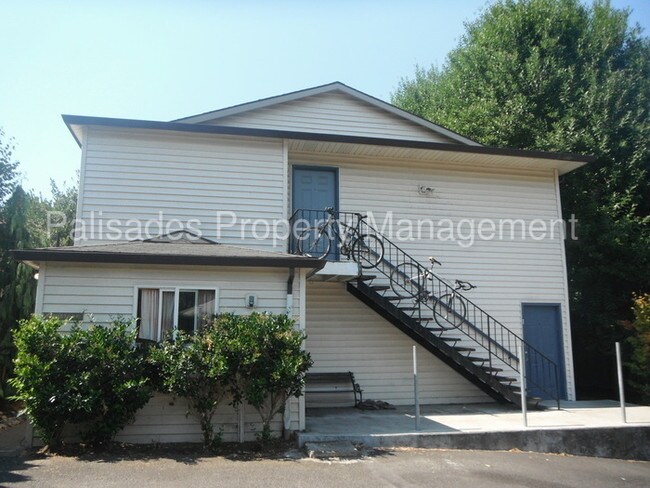 Building Photo - 2230 SE Yamhill St