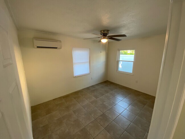 Building Photo - 813 Bentley St