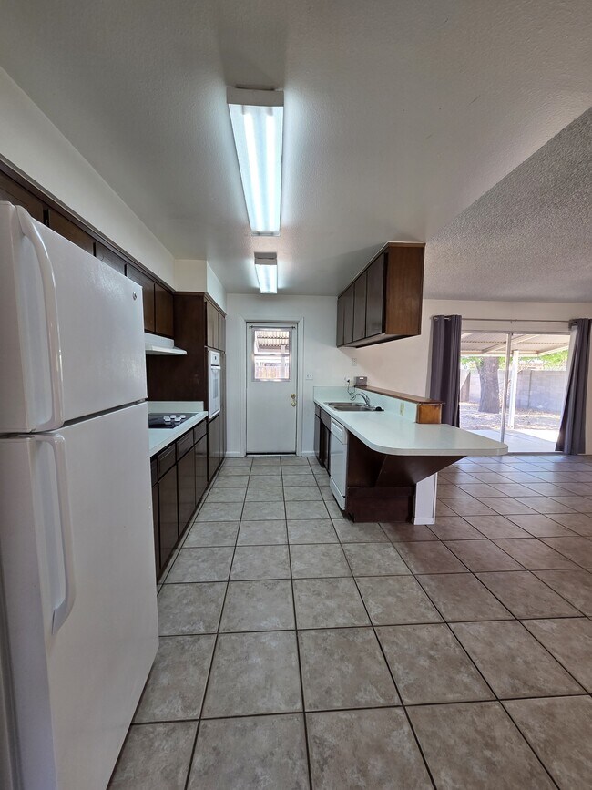 Foto del edificio - 1418 E Broadmor Dr