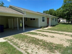 Building Photo - 102 E Live Oak St