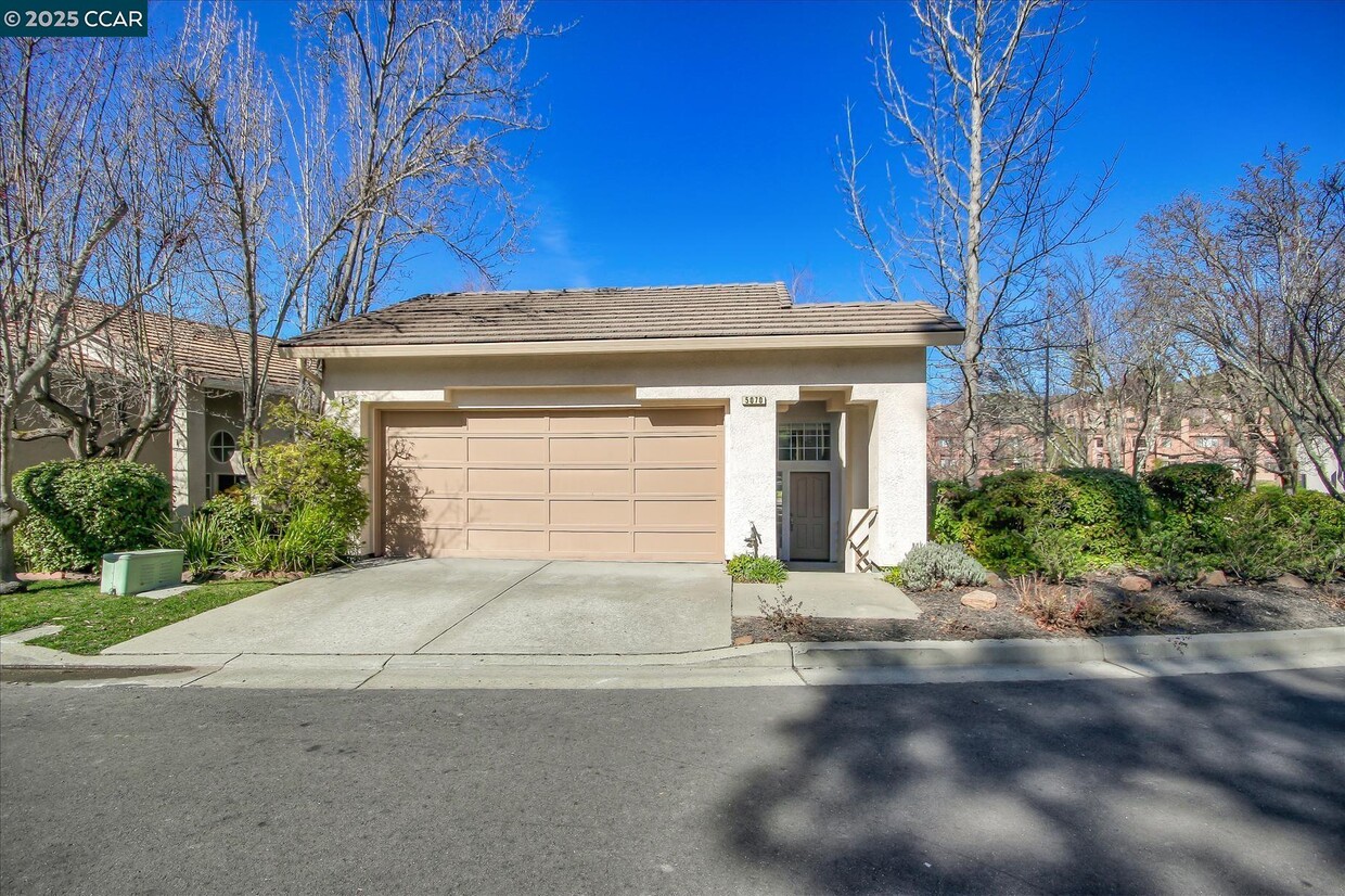 Foto principal - 5070 E Lakeshore Dr