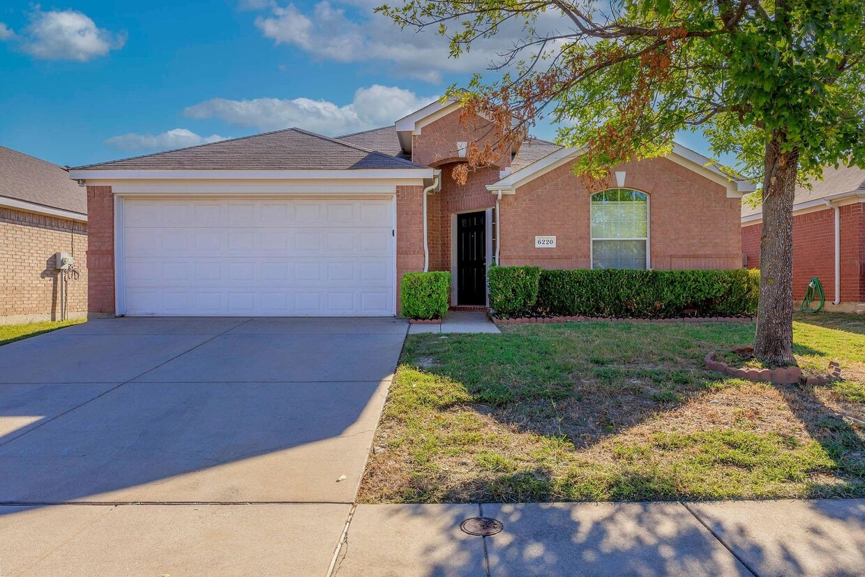 Primary Photo - BEAUTIFUL BRICK 3 BEDROOM HOME WITH A BONU...