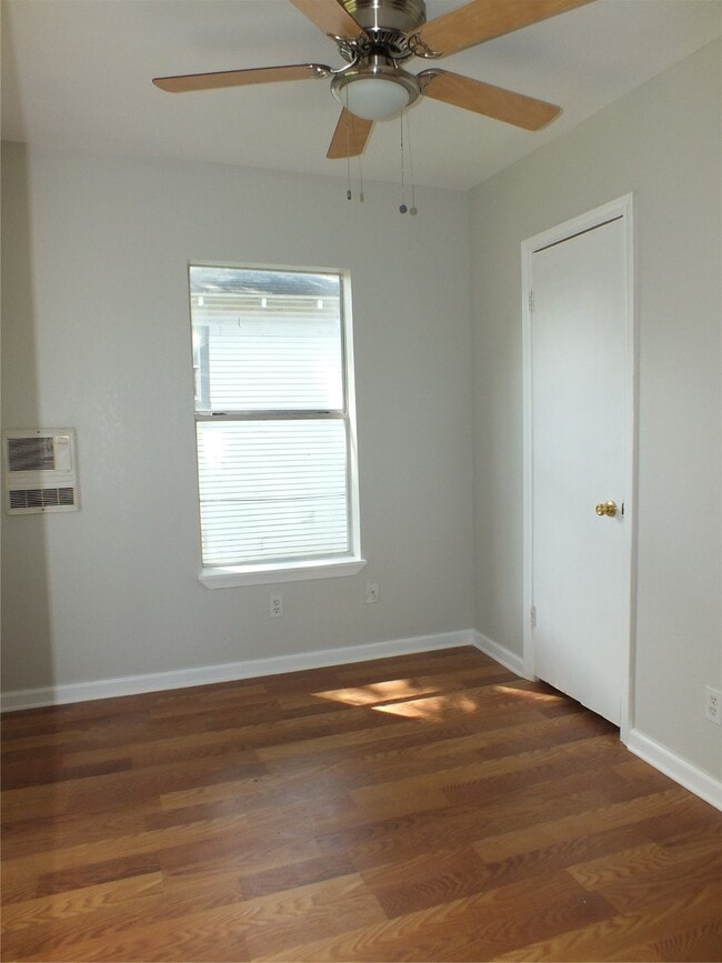 Building Photo - 1706 Wipprecht St