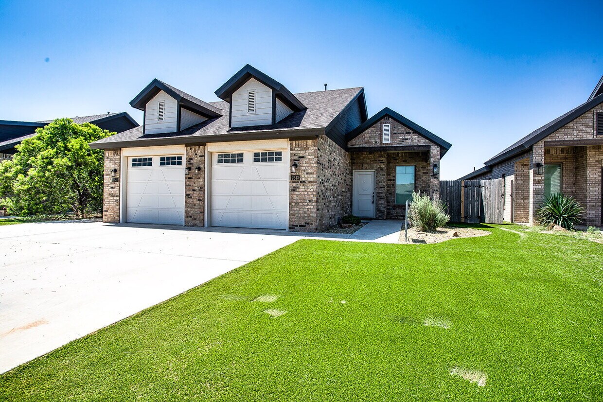 Primary Photo - Modern Luxury, Effortless Living!