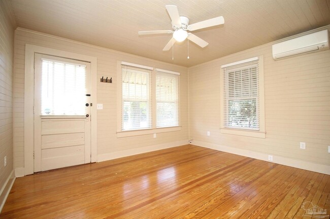 Building Photo - 3102 E De Soto St