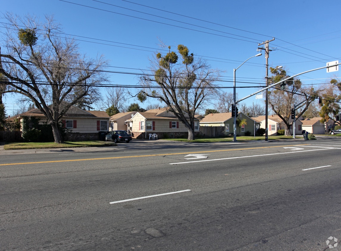 Primary Photo - 65th Duplexes