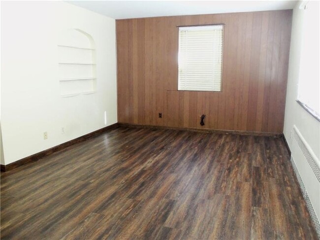 Building Photo - 307 Tyler Ave