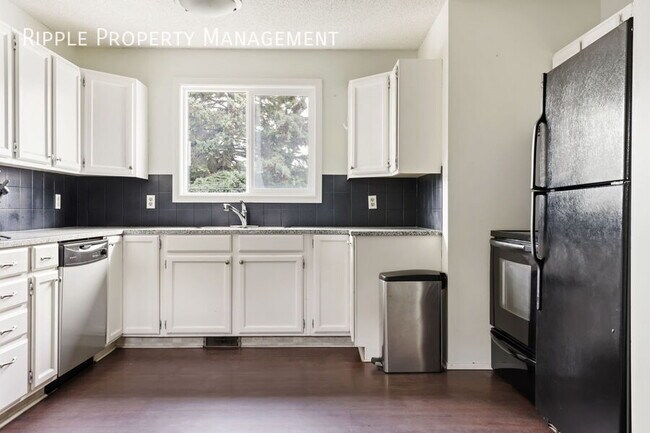 Photo du bâtiment - Modern 2 Beds, 1 Baths Main Floor/ Upper |...