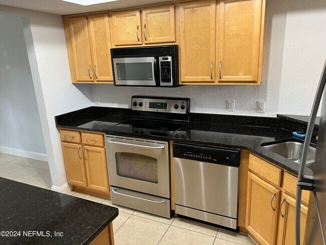 Building Photo - 856 Shoreline Cir