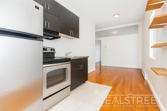 Building Photo - Gorgeous 2BR/1BA apartment available in prime Bushwick. This apartment is an absolute steal and will