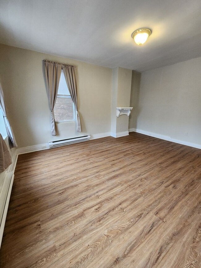 Foto del edificio - 10 N Main St