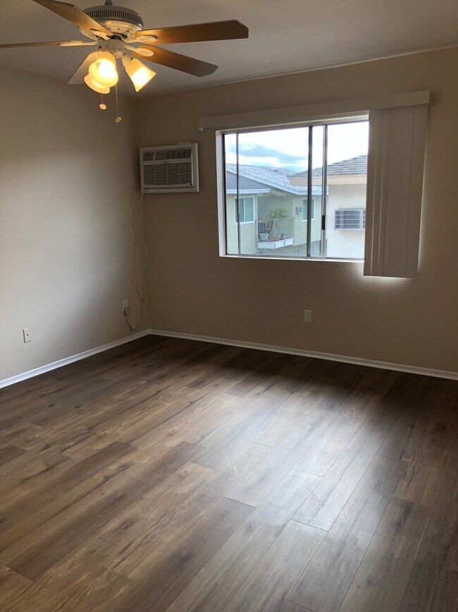 Master bedroom - 1420 E Stearns Ave