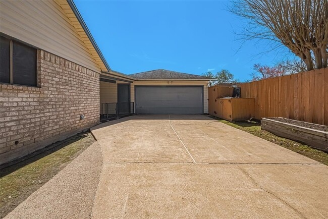 Building Photo - 15030 St Cloud Dr