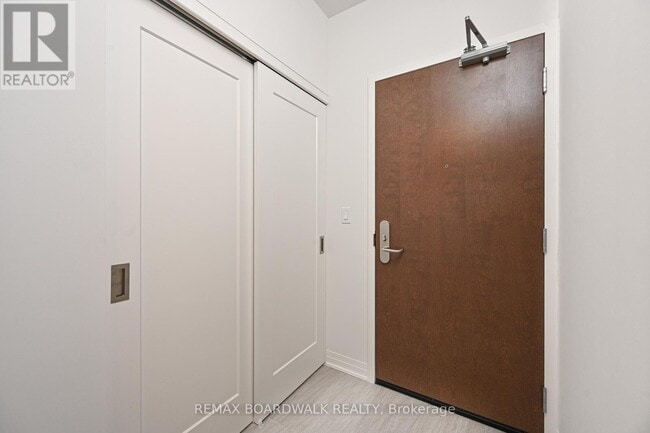 Building Photo - 805 Carling Ave