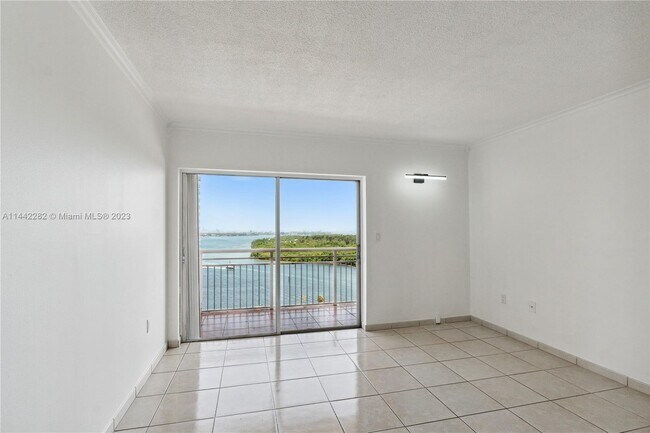 Building Photo - 400 Kings Point Dr