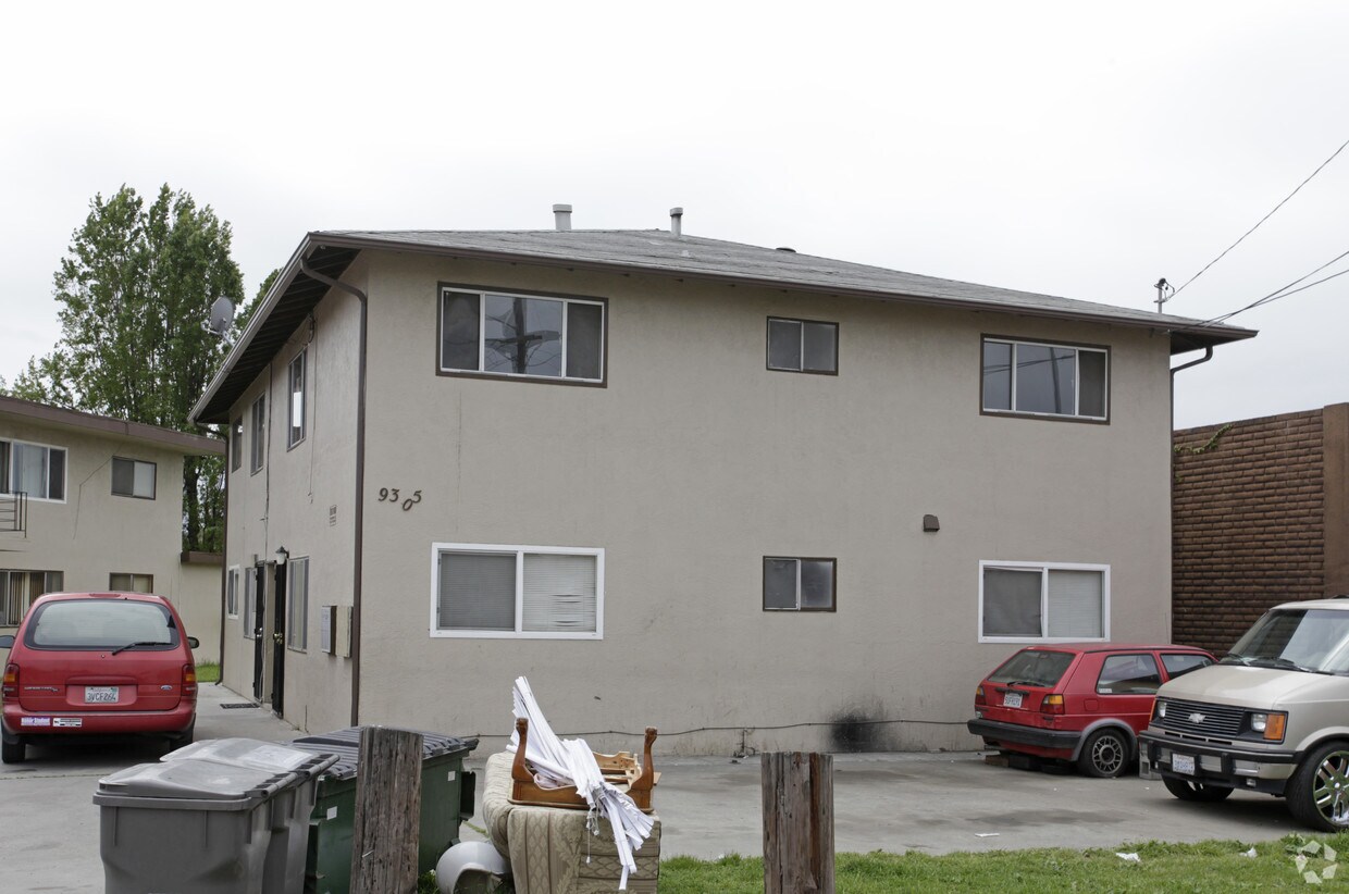 Building Photo - 9305 Oscar Ave