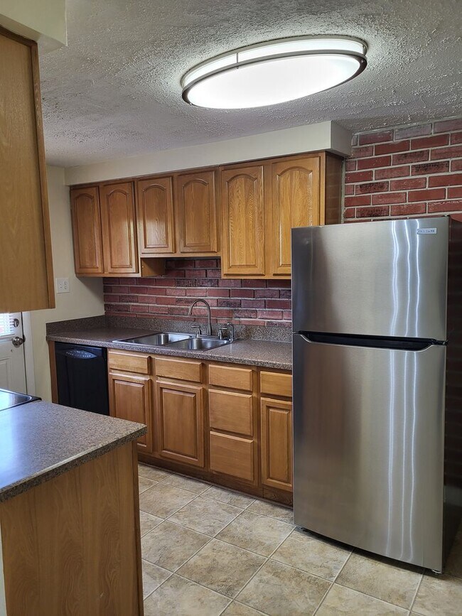Foto del edificio - RARE 3-Bed Townhome in Fox Ridge Manor!