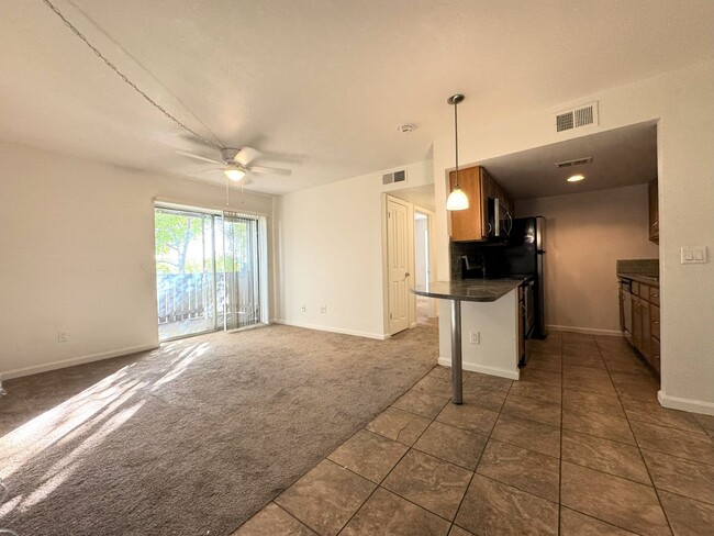 Building Photo - 2ND FLOOR ONE BEDROOM CONDO W WALK IN CLOS...