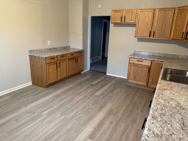 Foto del edificio - "Milwaukee Duplex: 3 Bedroom 1 Full Bath Lower