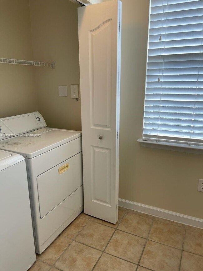 Foto del edificio - 9825 Baywinds Blvd