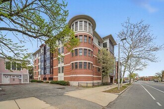 Building Photo - 533 Cambridge St