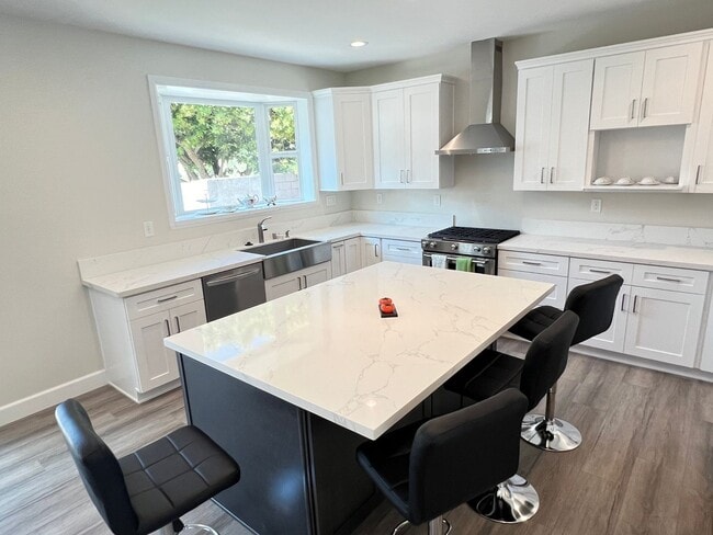 Foto del edificio - Remodeled North Tustin 4 Bed 3 Bath Ranch Home with Solar!