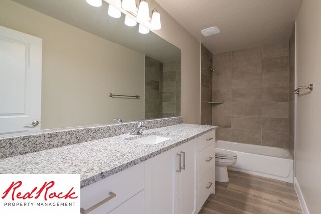 Foto del edificio - 4 Bedroom, 2.5 Bathroom Townhome in Hurric...