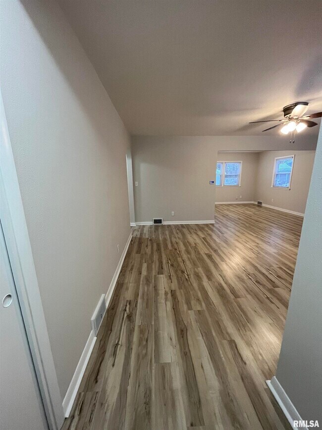 Building Photo - 409 W 31st St