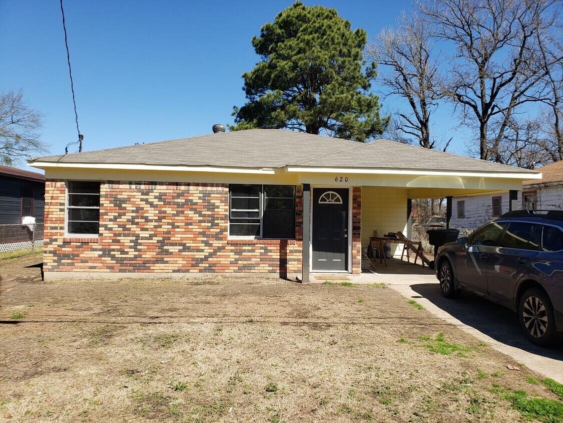 Primary Photo - Nicely updated home with large kitchen and...