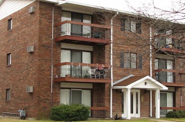 Building Front Facade - 4557 Imperial Dr