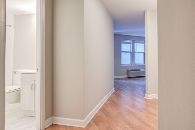 Foto del edificio - Spacious Studio Across from Meridian Hill Park!