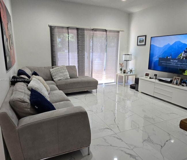 Foto del edificio - 18402 NW 56th Pl