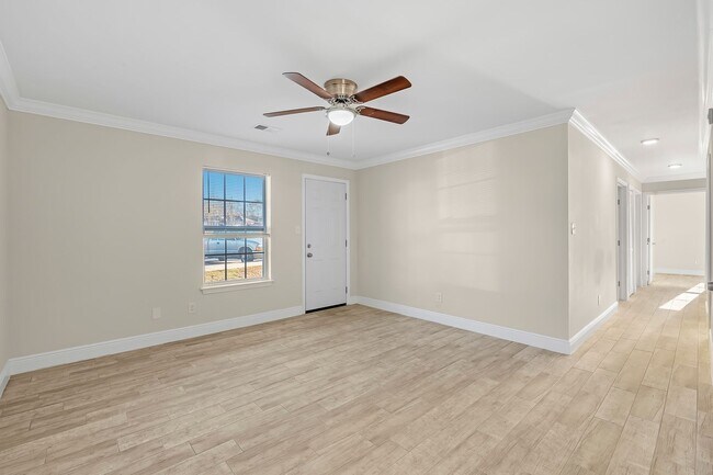 Foto del edificio - Crown Moulding********* Renovated 3 Bedroom 2 Bath********* Granite Countertops