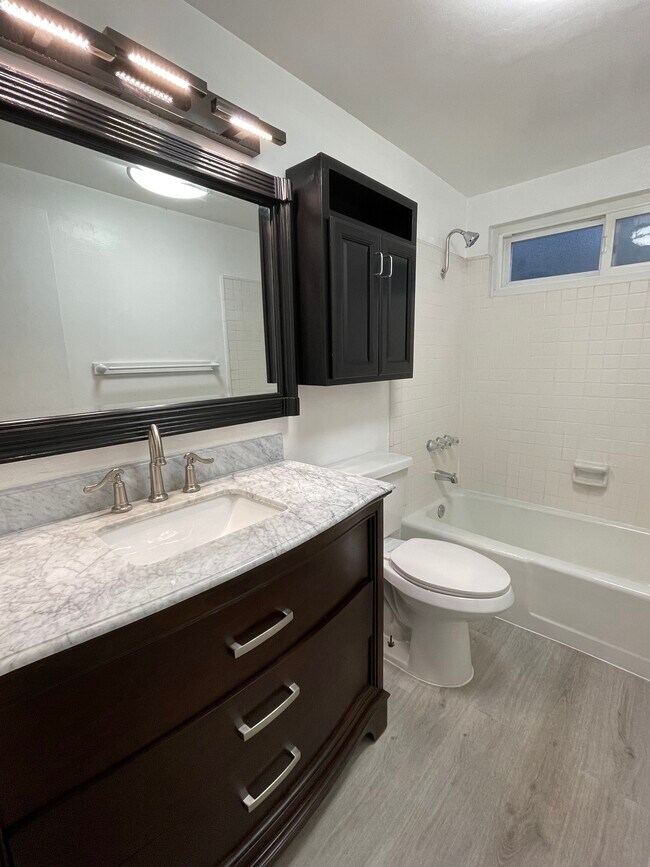 Baño_1 - 1106 Opal St