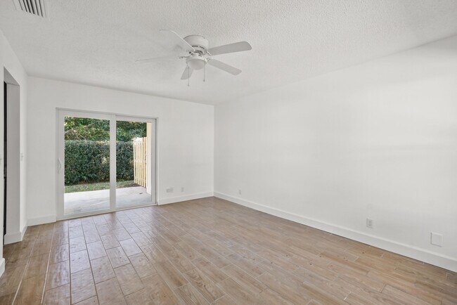 Foto del edificio - 12054 Ellison Wilson Rd