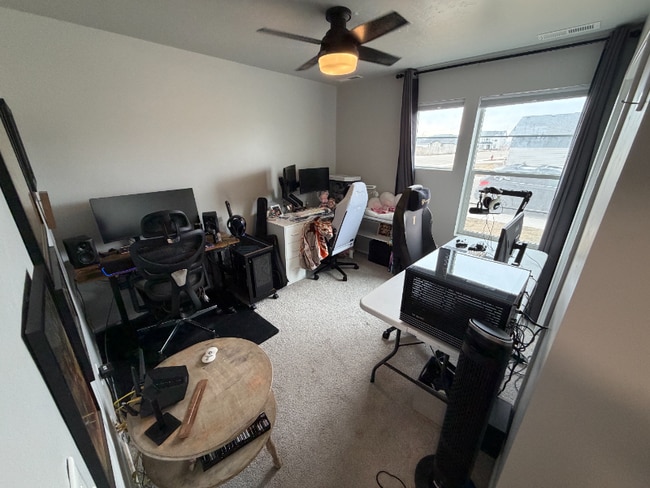 Building Photo - 1840 SW Sparrow Pl