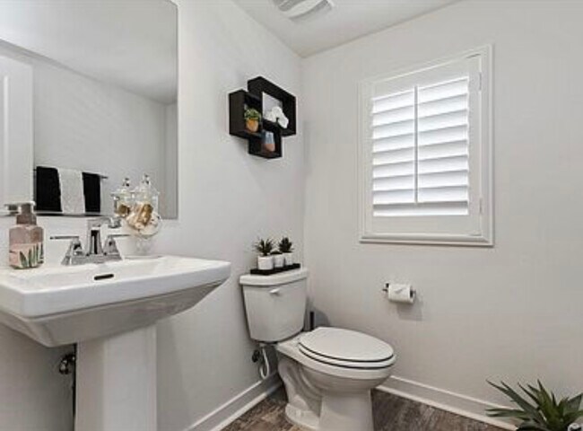 Building Photo - 2521 Verna Dr