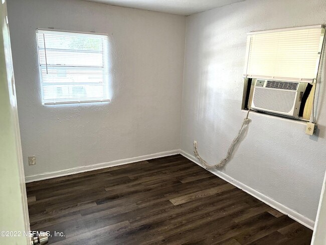Foto del edificio - 1049 Glencarin St