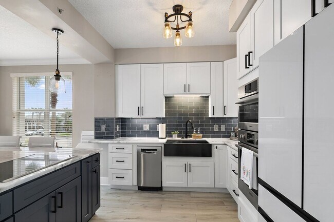 Foto del edificio - Remodeled Condo with Ocean Breezes!