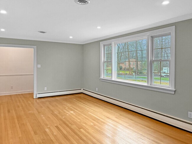 Building Photo - Holiday Special!  Beautiful Three Bedroom in Richmond! – No Application Fee This Season!