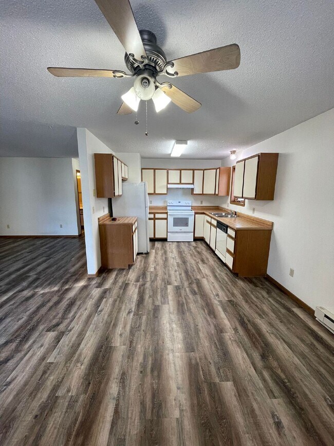 Building Photo - APPLICATION PENDING -- HUGE 1-Bedroom Apar...
