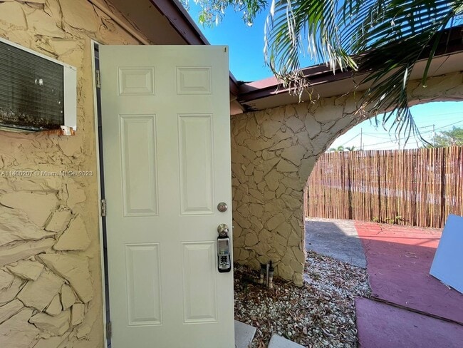 Building Photo - 633 NW 15th Ave