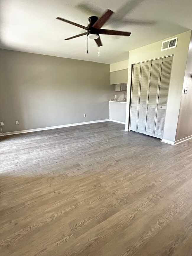 Building Photo - Willow Trace Apartments - D3