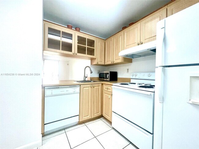 Building Photo - 9310 Fontainebleau Blvd