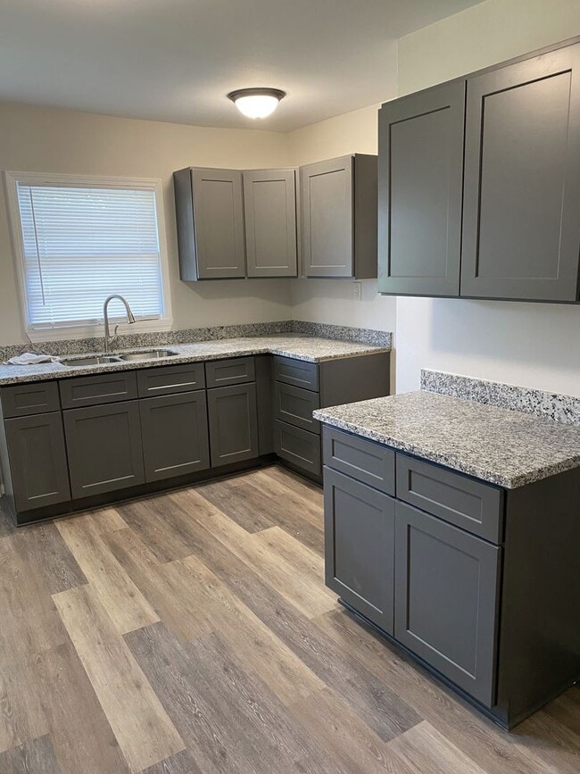 Building Photo - 701/703 Cooktown Rd