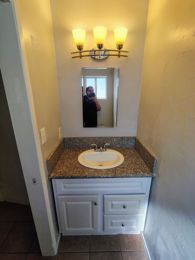 Foto del edificio - Spacious 3 bedroom 2 bathroom townhouse in Central Bakersfield!
