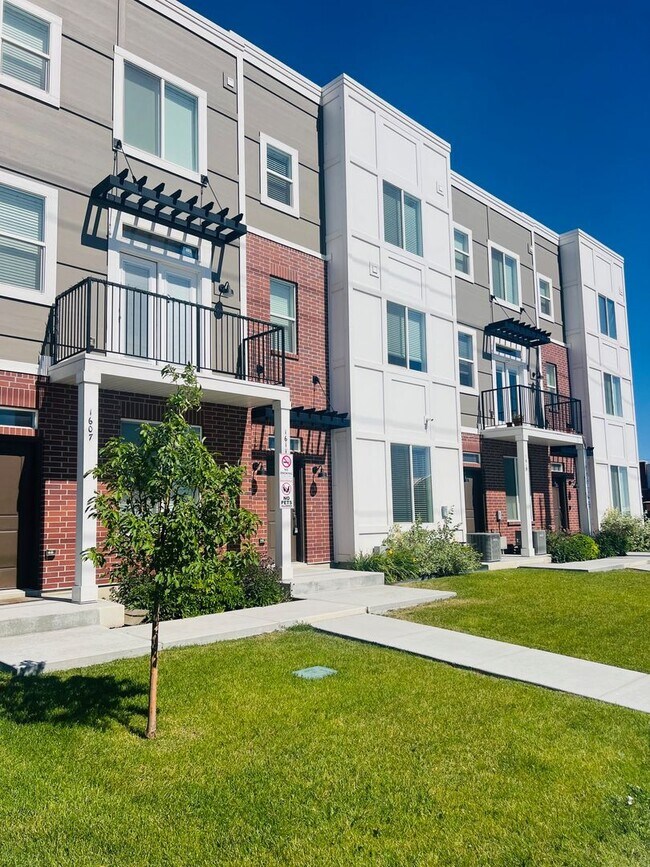 Foto del edificio - Beautiful townhome with garage and central...